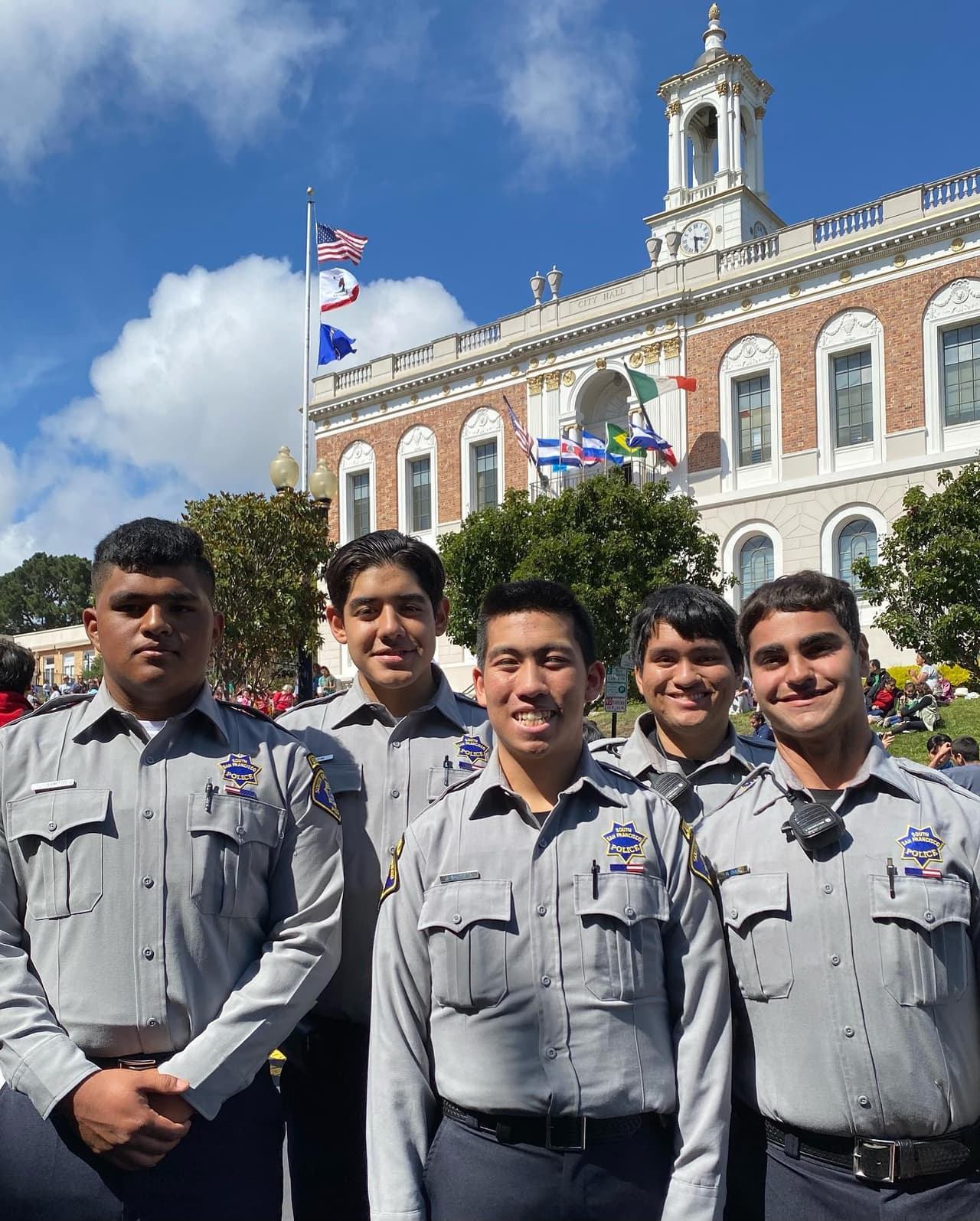 <b>Emoción y Alegría:</b> La emoción y la alegría llenaron el ambiente mientras los asistentes compartían risas, abrazos y buenos momentos. La unidad y el respeto por la herencia cultural de cada país latinoamericano fueron evidentes en toda la celebración.
<br>