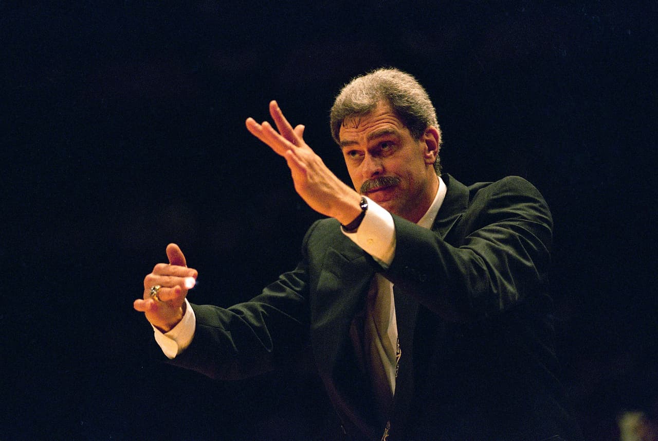 Luego de su pase por el basquetbol de Puerto Rico, Jackson llegó a los Chicago Bulls en 1987 como asistente de Doug Collins.