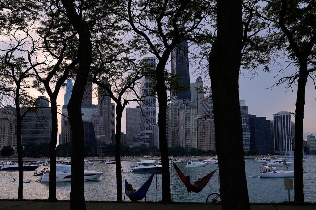 <b>Chicago: </b>El costo promedio anual de una vivienda de dos habitaciones alcanza los
<b>25,800 dólares</b>. El monto supera en más de 4,000 dólares el promedio nacional, reflejando una presión mayor sobre los ingresos de los hogares que destinan una parte significativa de su presupuesto al alquiler.