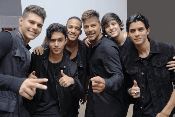 Los chicos de CNCO están de fiesta por el lanzamiento de su primer álbum y Ricky estuvo presente para apoyarlos.