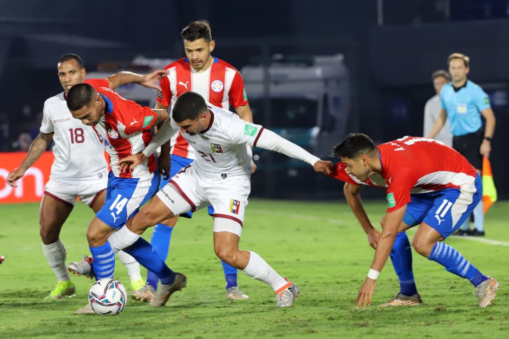 Héctor Martínez y Kaku son los encargados de regresar a Paraguay a la pelea por su lugar para el mundial y vencen 2-1 a Venezuela.