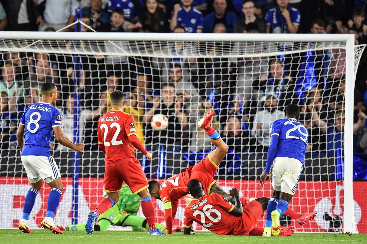 Napoli empata 2-2 ante el Leicester City durante la primera fecha de la fase de grupos en la UEFA Europa League. Ayozé Pérez abrió el marcador para los locales al minuto 9’ y, hasta la segunda mitad, Harvey Barnes (64’) sumaba el segundo; Victor Osimhen hizo el doblete para los ‘azzurri’; ‘Chucky’ Lozano fue titular en el encuentro.
