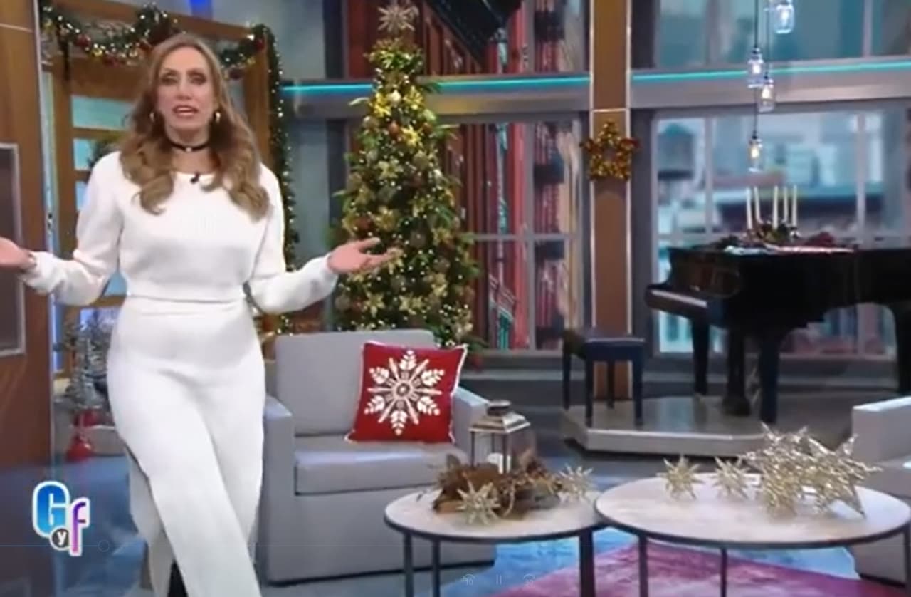 El estudio de El Gordo y La Flaca también se vistió acorde a la época y así lo presento Lili Estefan a principios de diciembre.