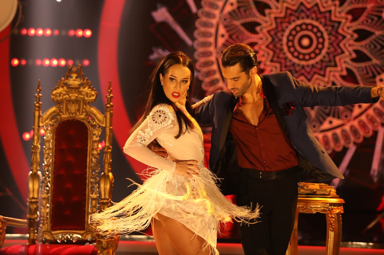 La cantante bailó al ritmo del tema 'Tuyo', perteneciente a la serie de televisión 'Narcos'.