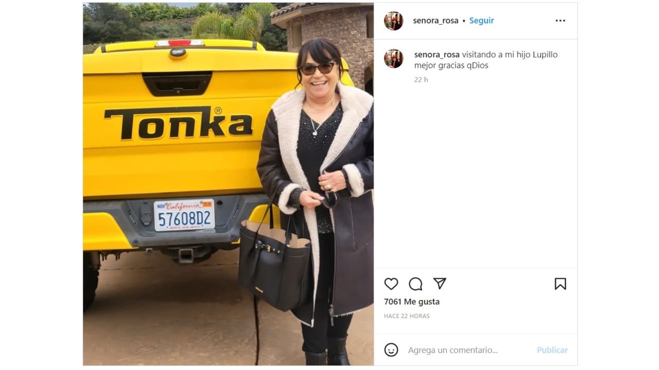 Doña Rosa Saavedra posa frente a la camioneta de Lupillo Rivera.