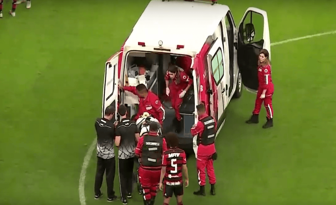 Ante la atención y preocupación de los jugadores, el futbolista fue ingresado al vehículo.