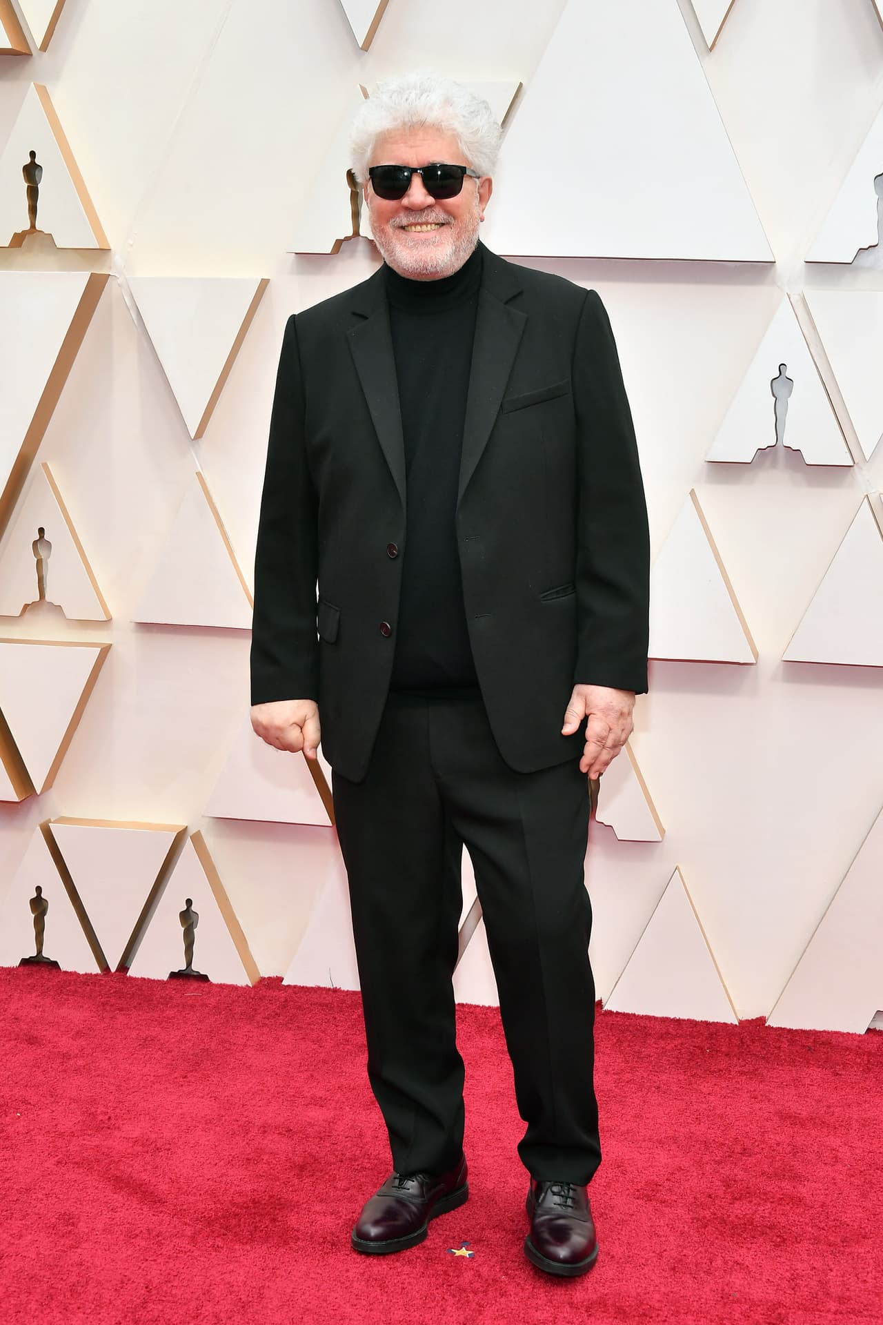 Pedro Amodóvar desfiló por la alfombra roja de los Oscar 2020 llevando unas gafas oscuras. Llegó vistiendo totalmente de negro.