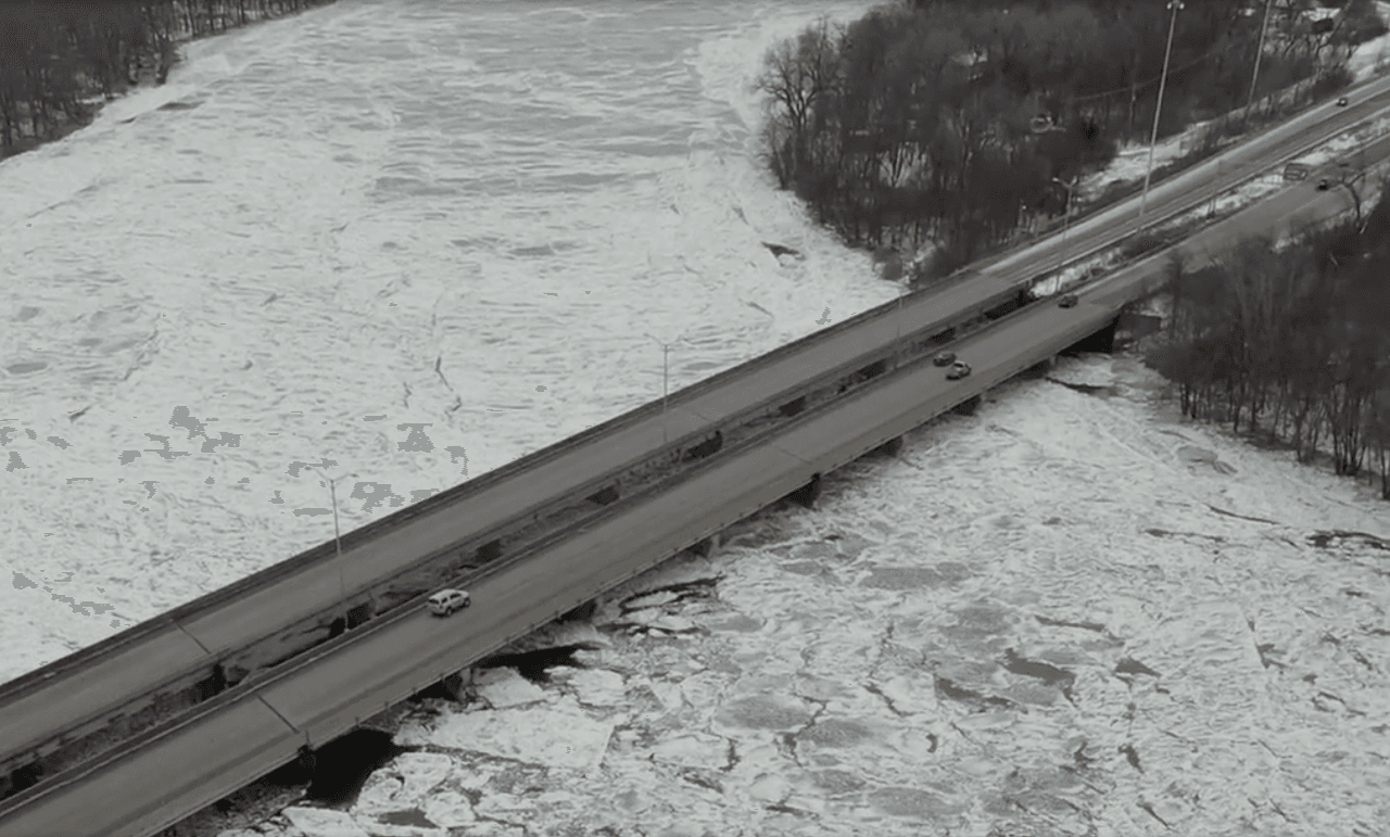 Bajas temperaturas congelan el Río Kankakee