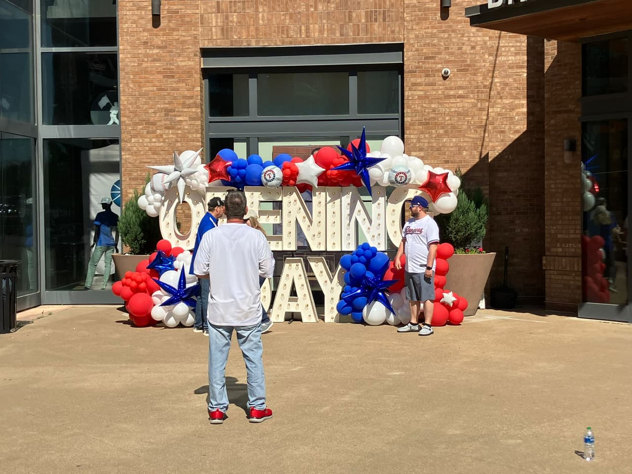 Desde la mañana
<b> aficionados llegaron al Texas Live!</b> para celebrar el inicio de la temporada de béisbol y
<b> tener un buen lugar en el partido.</b>