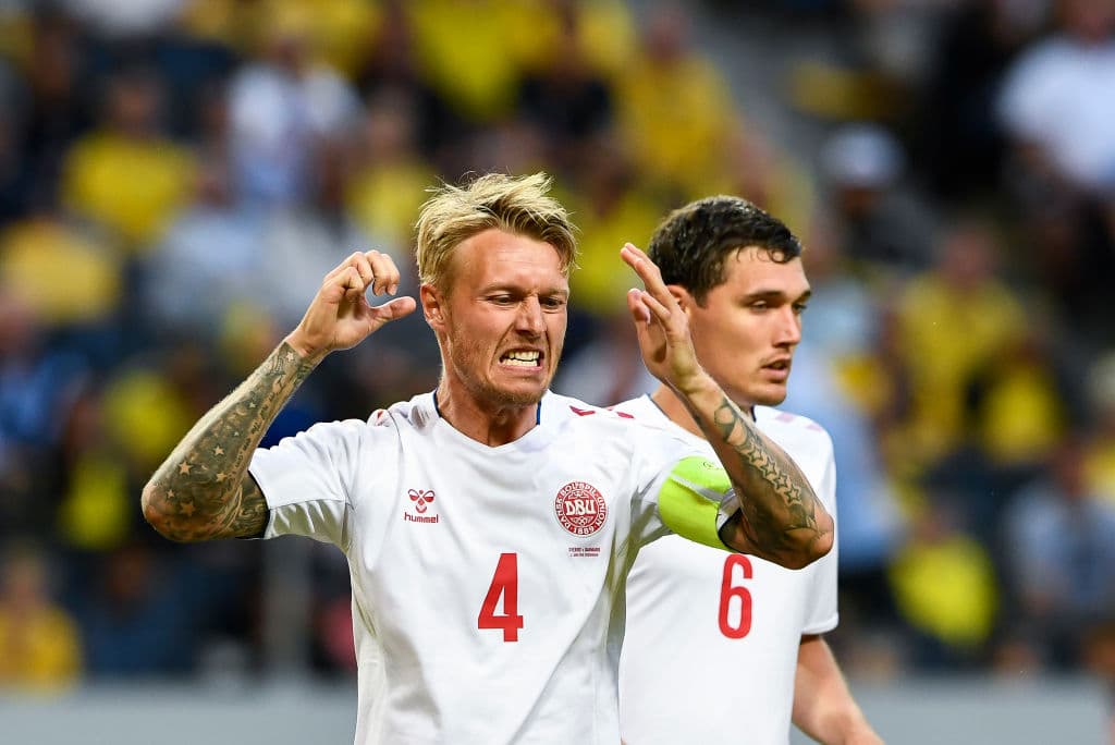 Simon Kjær, quien milita con el Sevilla en La Liga de España, tiene 77 llamados con Dinamarca, suma tres goles y es el capitán y líder de la retaguardia de su selección y en el vestidor también.