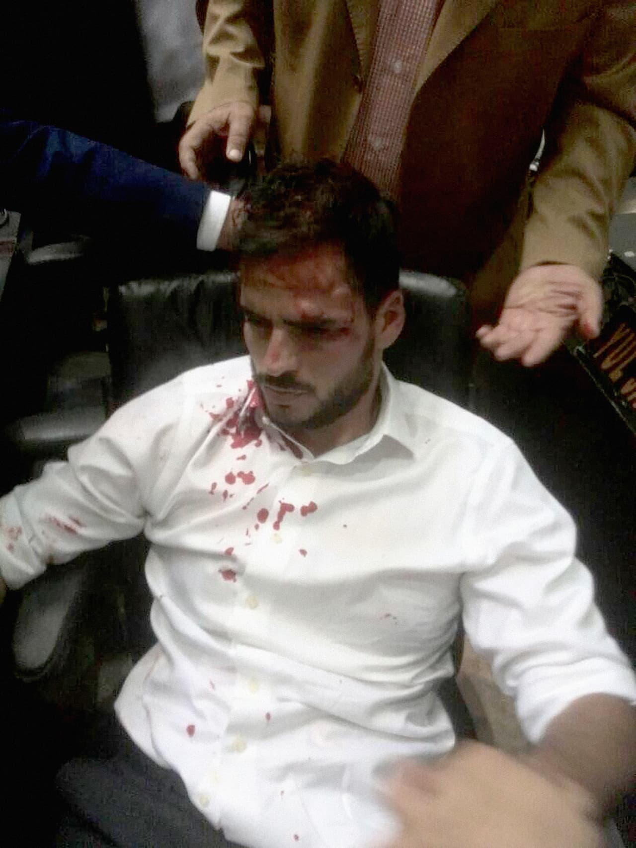 "Solidaridad con mis colegas parlamentarios Armando Armas y Americo de Grazia, quienes fueron atacados en la AN por colectivos armados", escribió el diputado opositor Juan Requesens en su cuenta de Twitter.