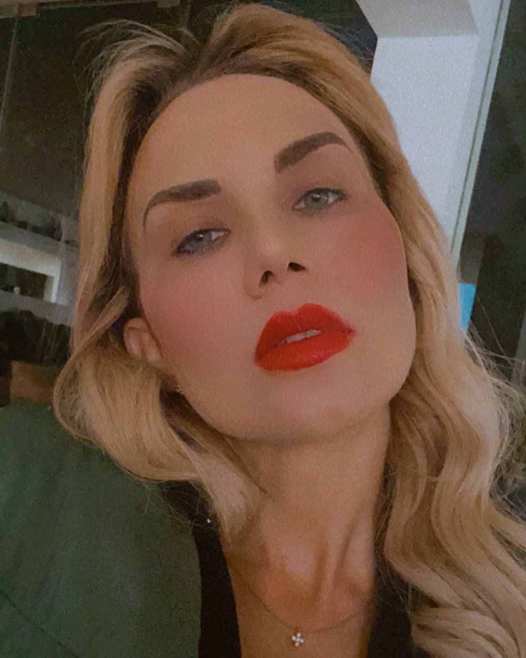 En 2017,
<b><a href="https://www.univision.com/programas/novelas/michelle-vieth-estalla-contra-hector-soberon-por-haber-violado-sus-derechos-sexuales-hace-mas-de-una-decada" target="_blank">la protagonista de 'Mi pequeña traviesa' volvió a acusar a Soberón</a></b> de haber filtrado, manipulado y lucrado con el video que, según sus declaraciones, él mismo tomó. En una carta abierta que publicó en su cuenta de Instagram
<b><a href="https://www.univision.com/programas/novelas/hector-soberon-asegura-que-sabe-quien-es-el-hombre-en-el-video-sexual-de-michelle-vieth" target="_blank">lo culpó de haber violado sus derechos humanos</a>. </b>