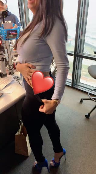 Ante la insistencia de sus compa帽eros del show y los radioescuchas,
<b>Carla</b> tuvo que dejar a un lado sus nervios y decidi贸 mostrar lo que hab铆a hecho.