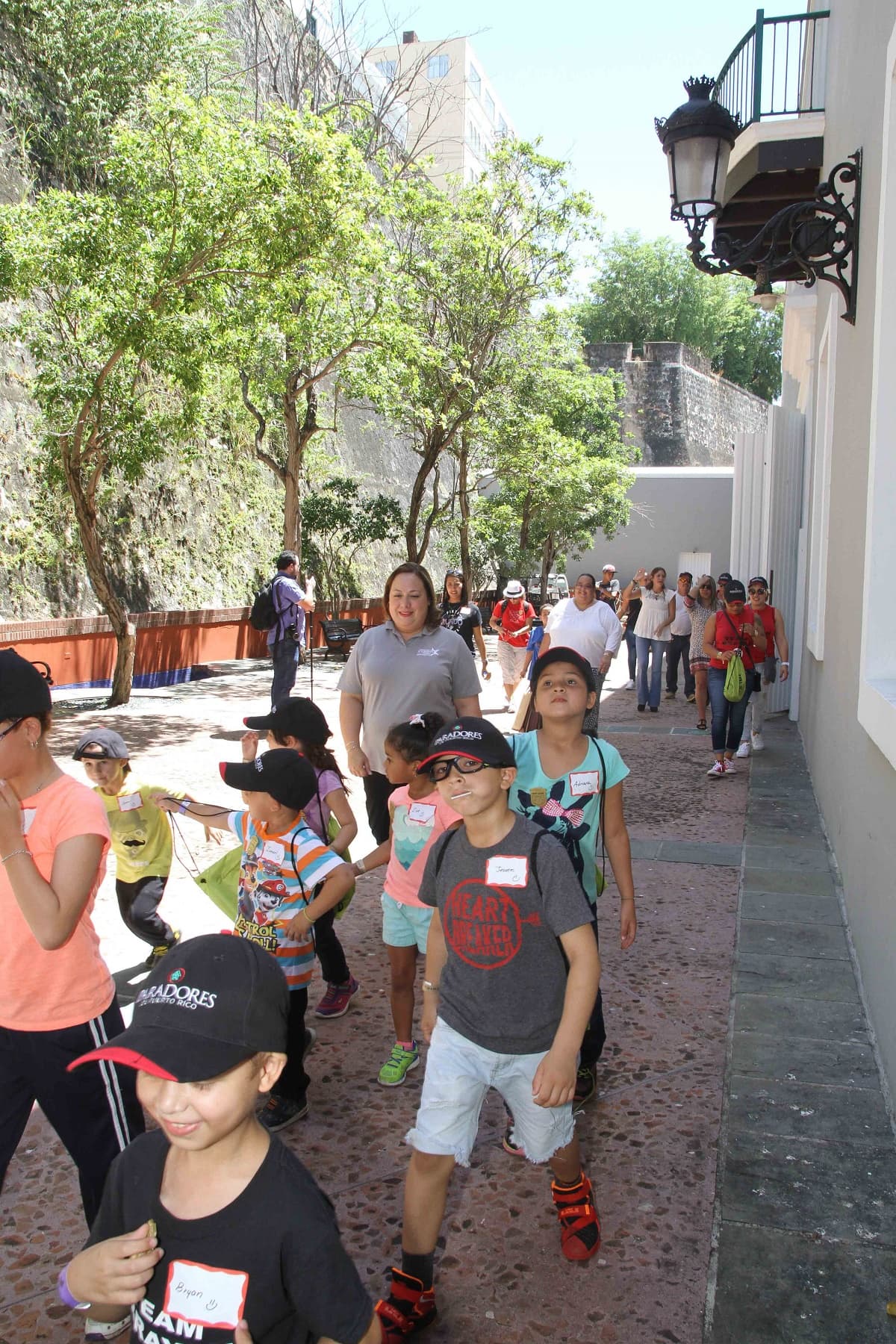 Niñas y niños acompañados de sus padres y de Barbara Díaz, directora de asuntos pediátricos del Hogar Niños que Quieren Sonreir, y empleados de la Compañía de Turismo.