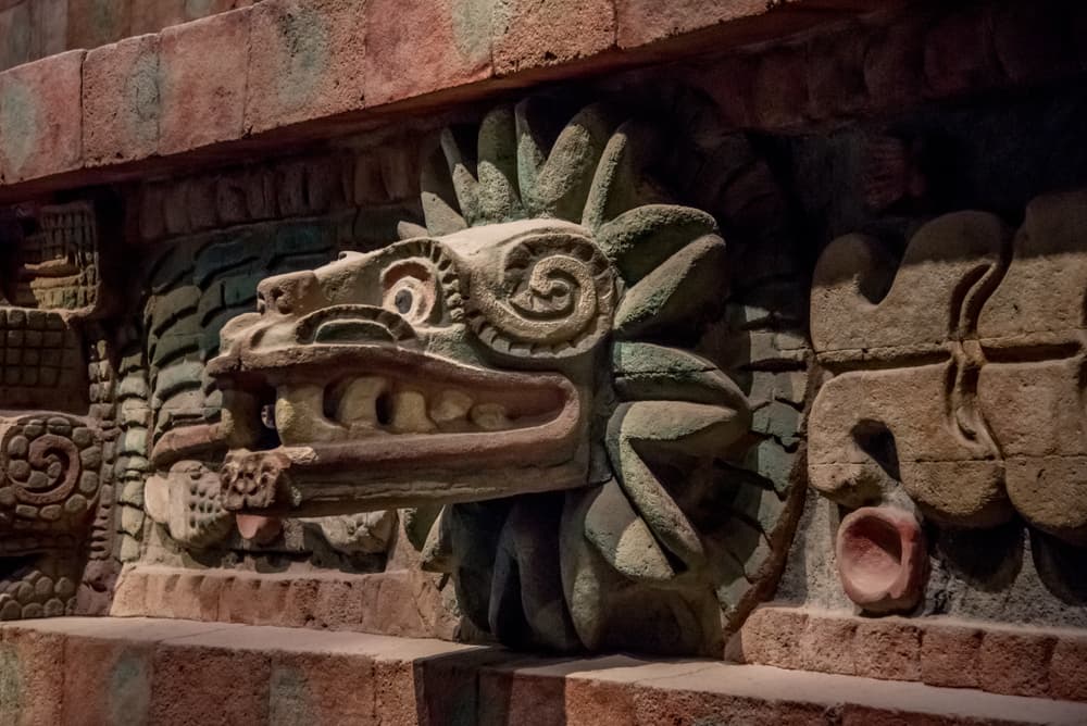 Quetzalcóatl es un concepto dual y también, una palabra compuesta. El quetzal es un ave preciosa; es el ave que no soporta el cautiverio. Si es capturada se provoca a sí misma un infarto y muere. Por eso el símbolo de la libertad del espíritu, o de la libertad de la mente para aspirar a más conocimiento.
<br>