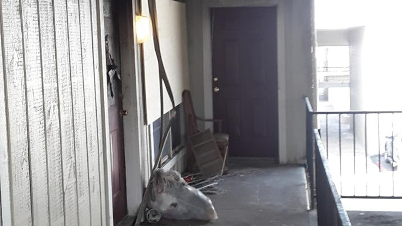 La pareja reclama que la administración del complejo donde viven no les ha entregado un lugar para vivir.