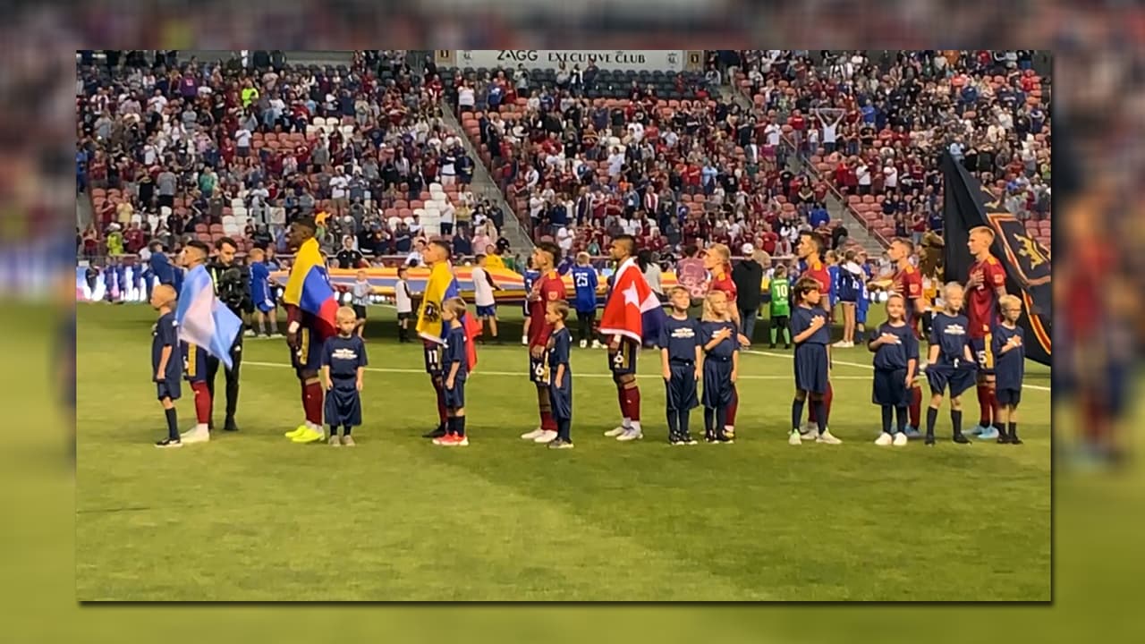 Uno de los momentos más emotivos de la noche lo protagonizaron los jugadores hispanos que salieron al campo llevando cada uno la bandera de su país. Venezuela, Costa Rica, Guatemala, entre otras.