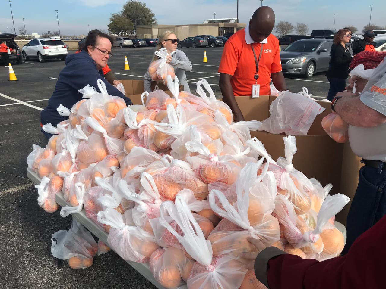Empleados federales al norte de Texas reciben ayuda con alimentos