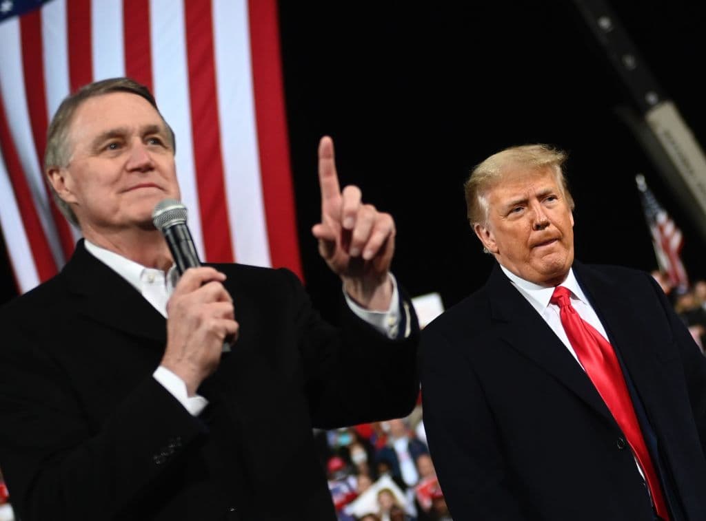 El senador republicano David Perdue junto al presidente Donald Trump, en un evento en el Aeropuerto Regional de Valdosta en Valdosta, Georgia, el 5 de diciembre de 2020. Es el primer primer acto político de Trump desde su derrota electoral ante Joe Biden.