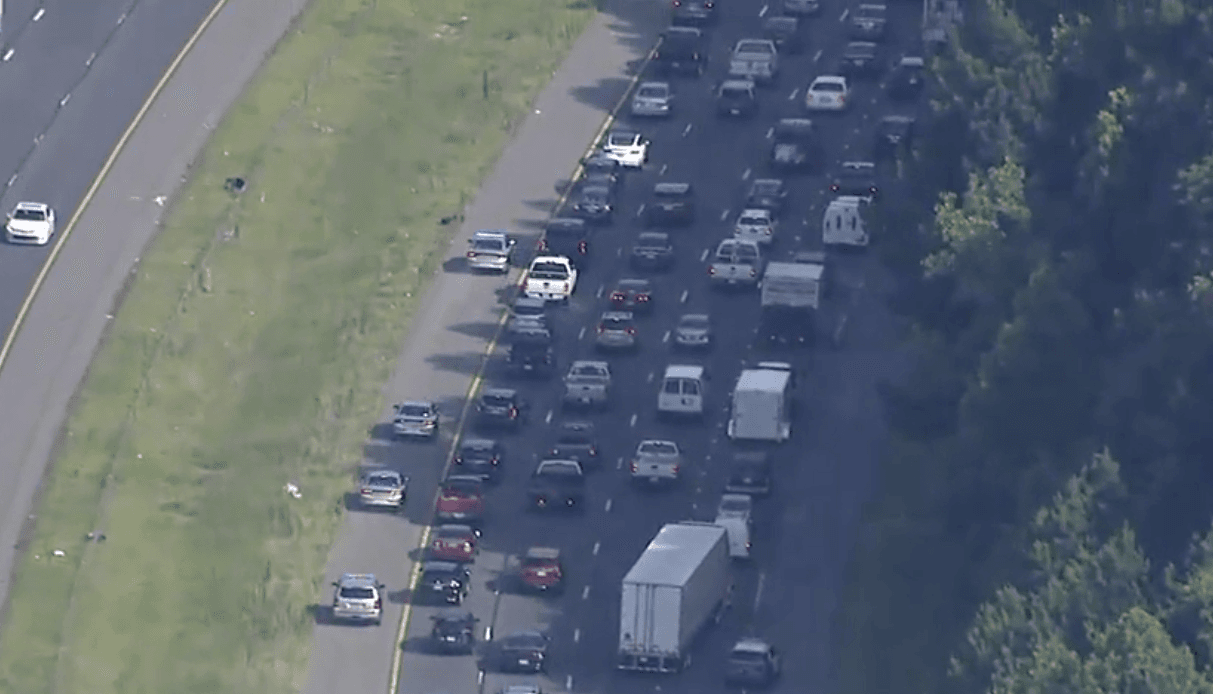 Los activistas pidieron a los conductores participantes que permanecieran en sus automóviles y mantuvieran una distancia prudencial entre los demás vehículos.