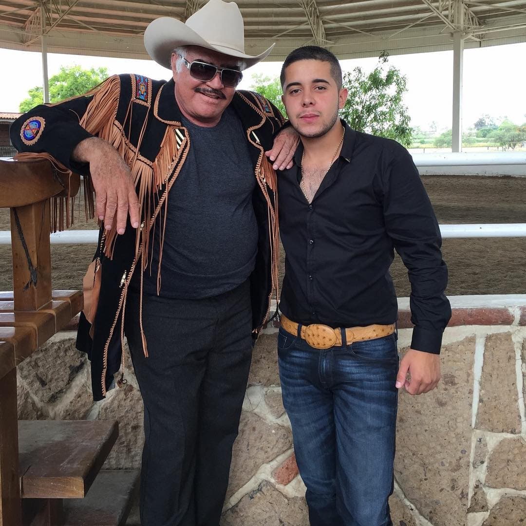 <b>Alejandro también tenía conexiones con leyendas de la música mexicana</b>: era nieto del recordado cantante Federico Villa, quien popularizó corridos como 'Caminos de Michoacán' y 'Puñales de fuego'. En julio de 2015 el propio
<b> <a href="https://www.univision.com/famosos/en-este-video-el-asesinado-alejandro-villa-recibia-la-bendicion-del-propio-don-vicente-fernandez-video">don Vicente Fernández le daba su bendición</a> </b>a través de un video que se publicó en Instagram.