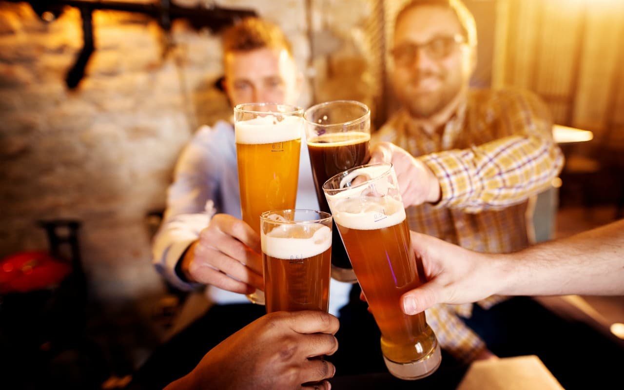 Este es el tercer intento del senador Scott Wiener por extender la venta de bebidas alcohólicas hasta las 4:00 am, luego de que durante la administración del exgobernador Jerry Brown su propuesta fuera rechazada en dos ocasiones. A continuación te mostramos las ciudades que entrarían en su propuesta.