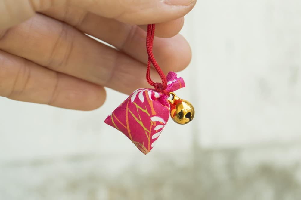 Aunque pueden ser de diferentes materiales, cada uno está hecho con un propósito específico y especializado. Si quieres conocer los amuletos que pueden resguardarte de las desgracias, a continuación, te enlistamos los más populares y te decimos cuál es su significado.
<br>
<br>