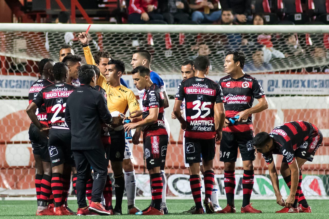 A los 27 minutos los Xolos se quedaron con 10 tras la expulsión de Eryc Leonel Castillo en una jugada que, en tv se mostró como un accidente más que una falta de roja. Pero no hubo reversa.