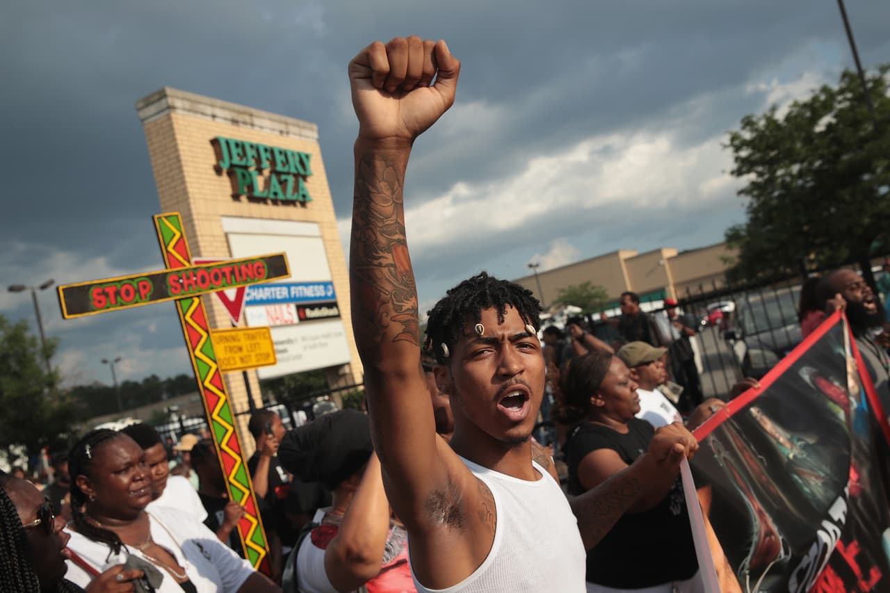 El superintendente de la policía, Eddie Johnson, informó que el video fue mostrado al público antes que a a la familia de la víctima, para intentar apaciguar la situación de alta tensión que se vivía en el área.