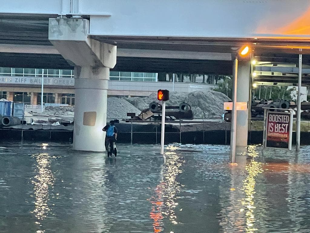 De acuerdo con el pronóstico, las tormentas seguirán el viernes en la tarde y noche, y durante el sábado.
