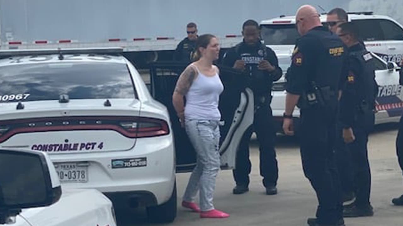 Las autoridades intentaron detener a la conductora quien inició una persecución.