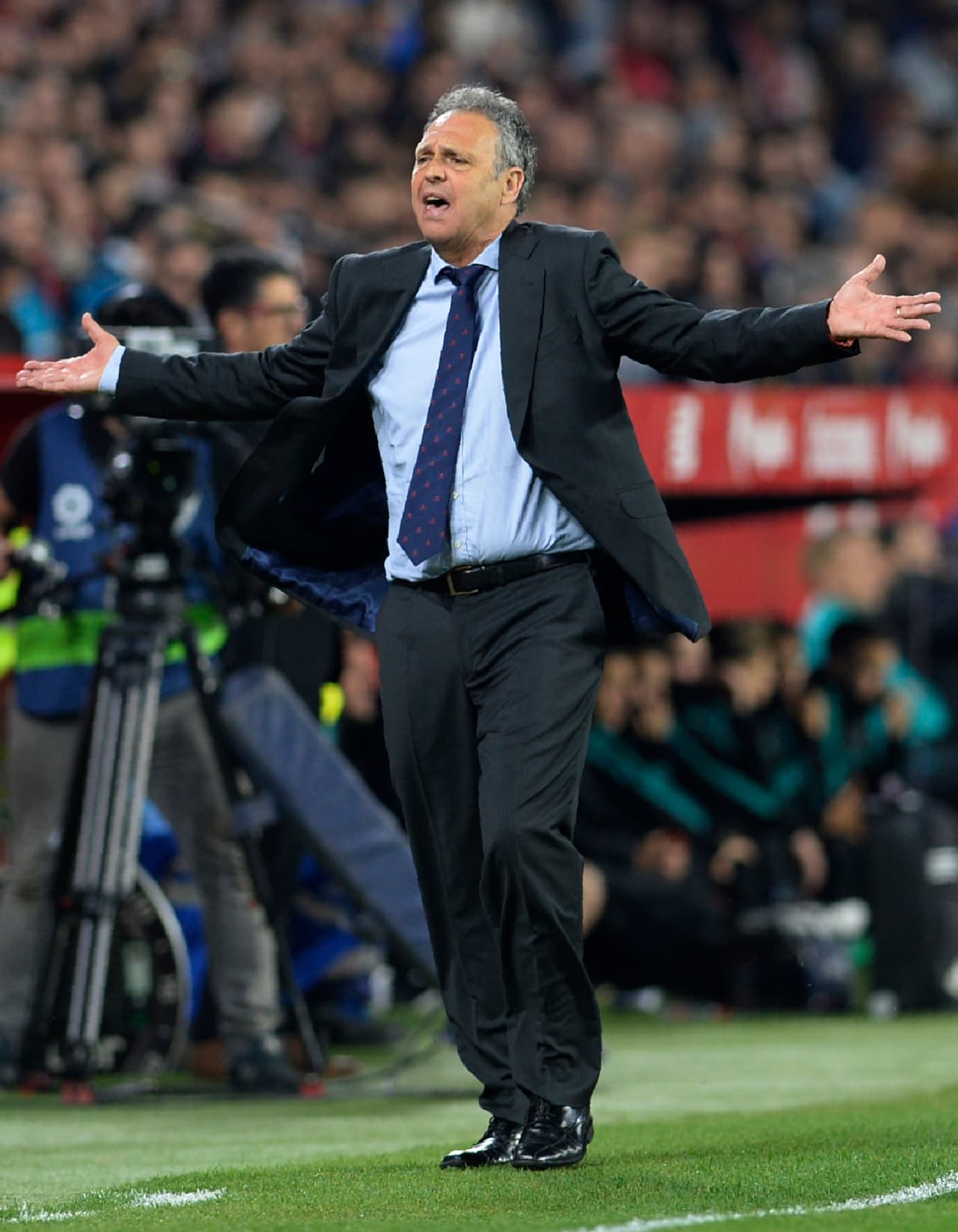 El árbitro Mateu Lahoz tomaba decisiones que para Caparrós eran dudosas y se molestaba con cada determinación.