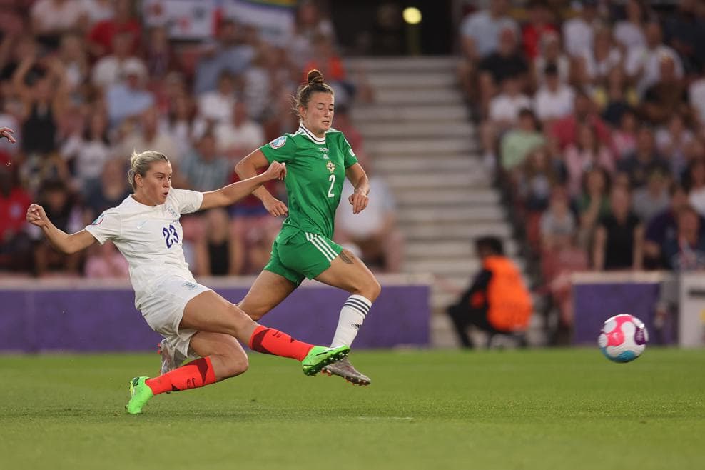 La Selección de Inglaterra no tuvo problemas para vencer por goleada a Irlanda del Norte que se mantiene sin puntos en el torneo.