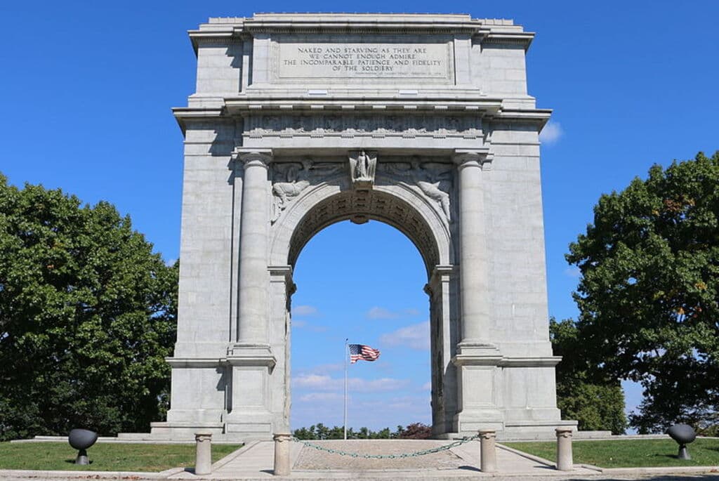 <b>Parque Histórico Nacional Valley Forge</b> : Uno de los sitios más históricos de Filadelfia es el Parque Histórico Nacional Valley Forge. Desde diciembre de 1777 hasta junio de 1778, fue el sitio de un campamento del Ejército Continental durante la Guerra Revolucionaria. En el parque se exhiben monumentos, un centro de visitantes, un museo con artefactos originales y estructuras restauradas y reconstruidas como cabañas de troncos. Hay programas de guardabosques en el sitio, así como recorridos y actividades a pie y en tranvía.
<br>