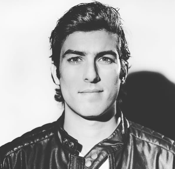 "Yo no me enamoro de la edad, ni posición ni estatus social, creo que ahorita estoy muy feliz con la persona que tengo a mi lado", dijo.