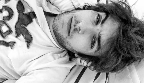 La espera y las largas jornadas de trabajo hicieron que se enamoraran.