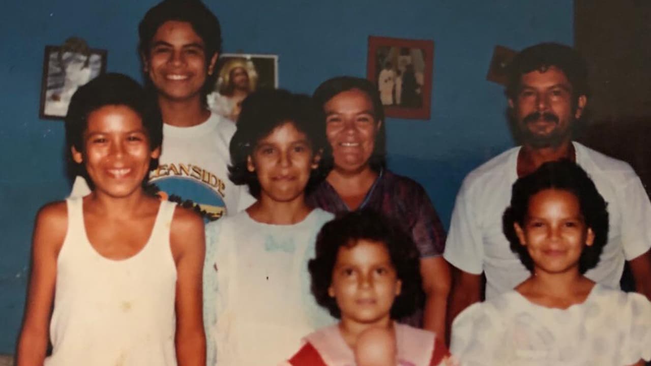 Gabriel Preciado, reportero de Noticias 45 Primera Hora, con sus hermanos José, Mayte, Ana y Yuri, al lado de sus padres.