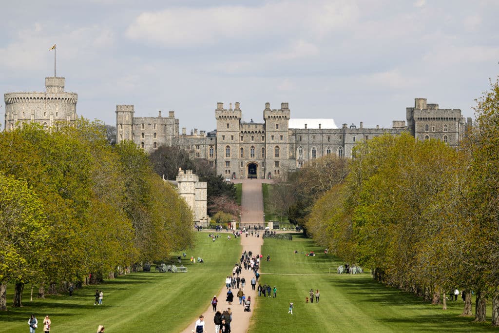Otras fotos muestran a decenas de personas caminando hacia el castillo de Windsor y al palacio de Buckingham a despedirse de Philip.