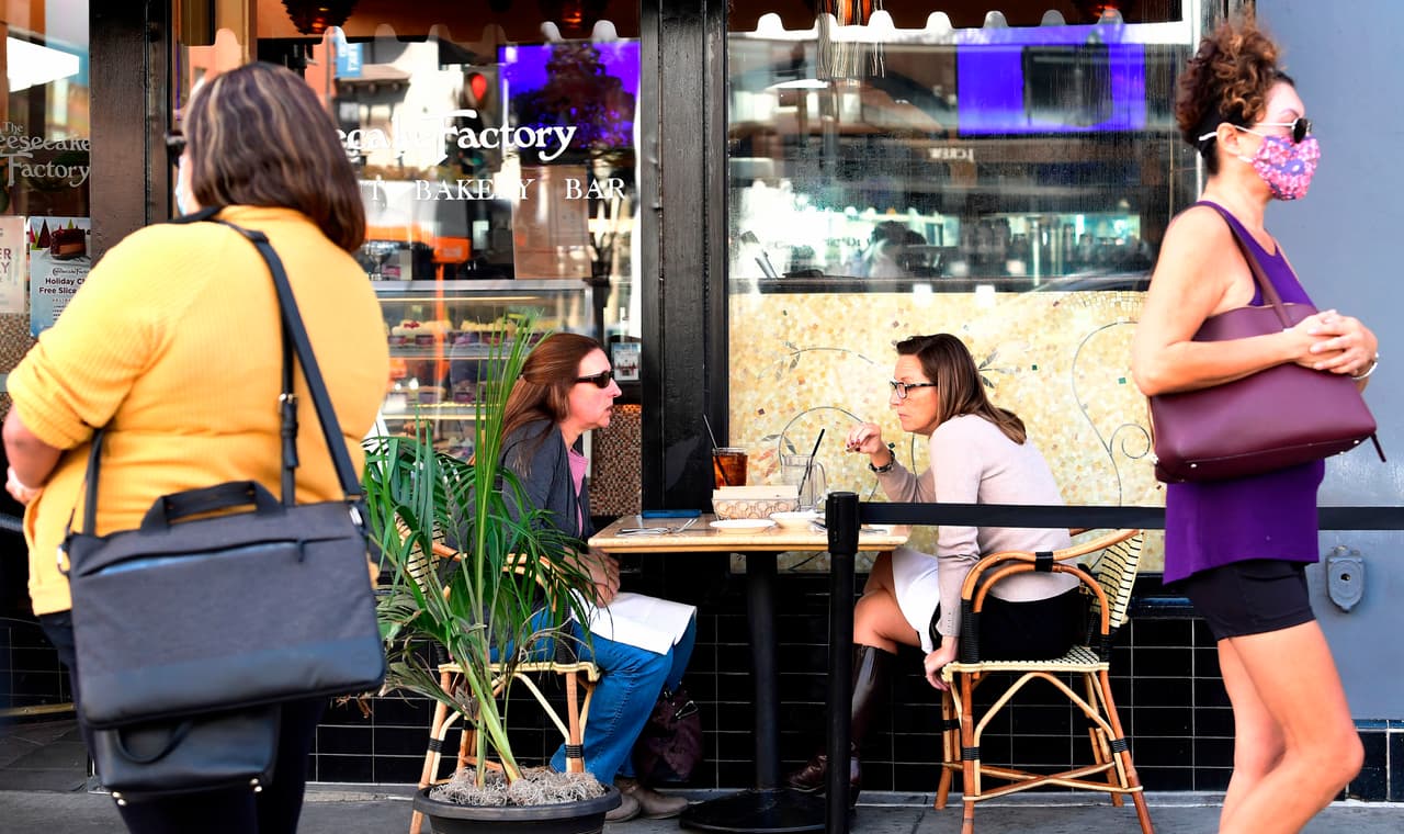 “La sugerencia para todos nuestros pequeños negocios es que
<b>estén listos con todas sus finanzas, tanto del 2019 como la del 2020</b>, para que sepan cuánto están generando, ganando o perdiendo y así puedan justificar por qué van a necesitar el PPP para poder pagar a sus empleados y la renta”, agregó Shah.