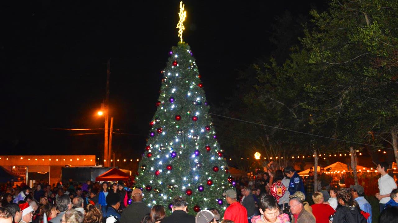 <b>🎄 Encendido del árbol de Navidad en Katy</b>
<br>Iluminaciones navideñas, fotos con Santa, galletas y otras actividades.
<br>
<br>🗓️ Martes 7 de diciembre
<br>🕒 6 - 8 pm
<br>📍 5718 Second Street, Katy, Texas 77493 | Historic Town Square
<br>Evento gratuito