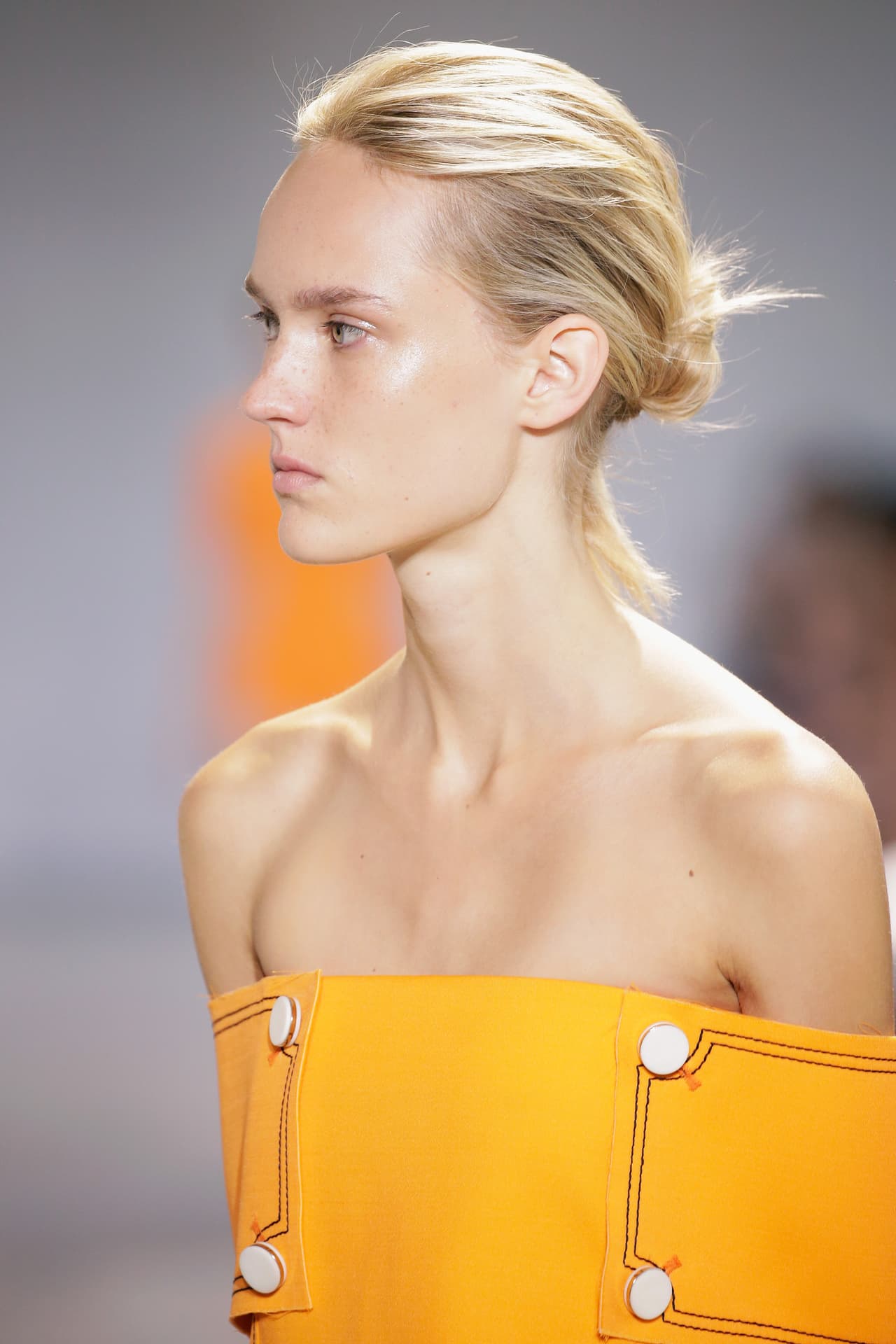 8. Lazy chongo. El argumento de "no estoy despeinada, es la moda" por fin será valido para quienes usan chongos desaliñados en esta temporada. Una serie de modelos en Katie Ermilio, Tory Burch y Edun (en la foto) los usaron y lucieron espectaculares; eso sí, aunque en apariencia se vean sencillos, hay que saber moldear el cabello con las manos (prohibido usar cepillo) para que tengan ese halo de despeinado y chic al mismo tiempo.