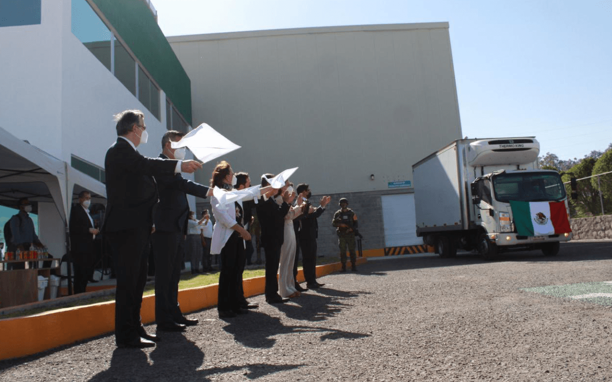 En marzo de 2021, autoridades mexicanas y diplomáticos chinos dieron el banderazo al primer lote de vacunas CanSino que fue envasado en la planta de Drugmex, en Querétaro.