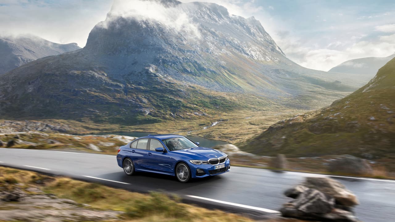 La conectividad inteligente con que cuenta el nuevo BMW Serie-3 permite que
<b>la transmisión adapte su estrategia</b> de cambios a las condiciones de la vía. Cuando se dispone del sistema de navegación opcional esta caja de cambios utiliza los datos provistos por el sistema, así como por los sensores del vehículo.