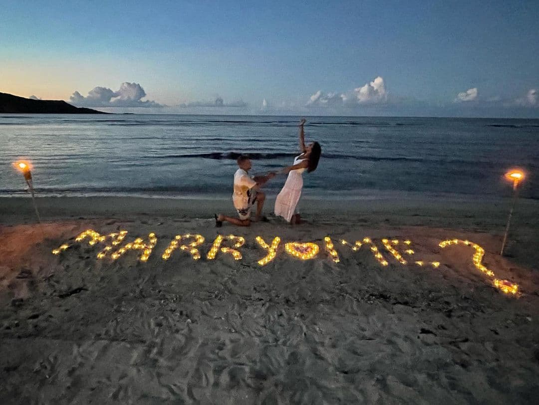 En las fotografías se aprecia el romántico momento en que Vicente le entrega el anillo con el atardecer como fondo. Además, en la arena estaba escrita la frase "Marry me (Cásate conmigo)".
<br>