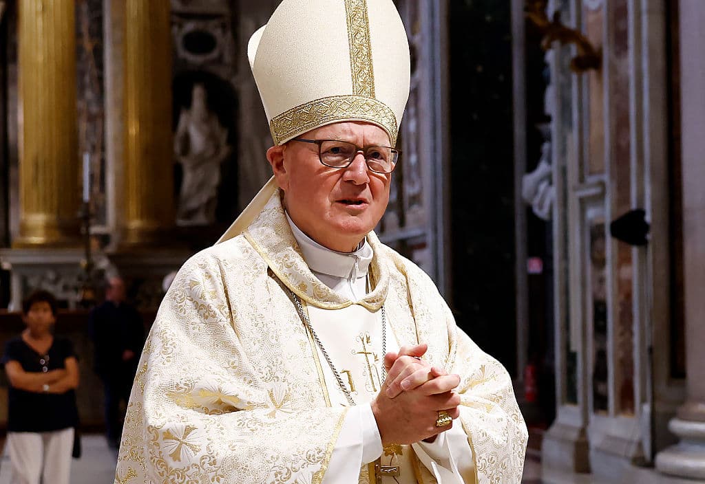 El
<b>cardenal de Nueva York, Timothy Dolan,</b> reaccionó este domingo 4 de mayo, desde la iglesia de Nuestra Señora de Guadalupe,
<b>en Roma</b>, a
<b><a href="https://www.univision.com/noticias/politica/presidencia-de-trump-publica-una-foto-parodia-de-el-mismo-vestido-de-papa" target="_blank">la foto del presidente de los Estados Unidos, el neoyorquino Donald Trump, vestido como un papa</a></b>.