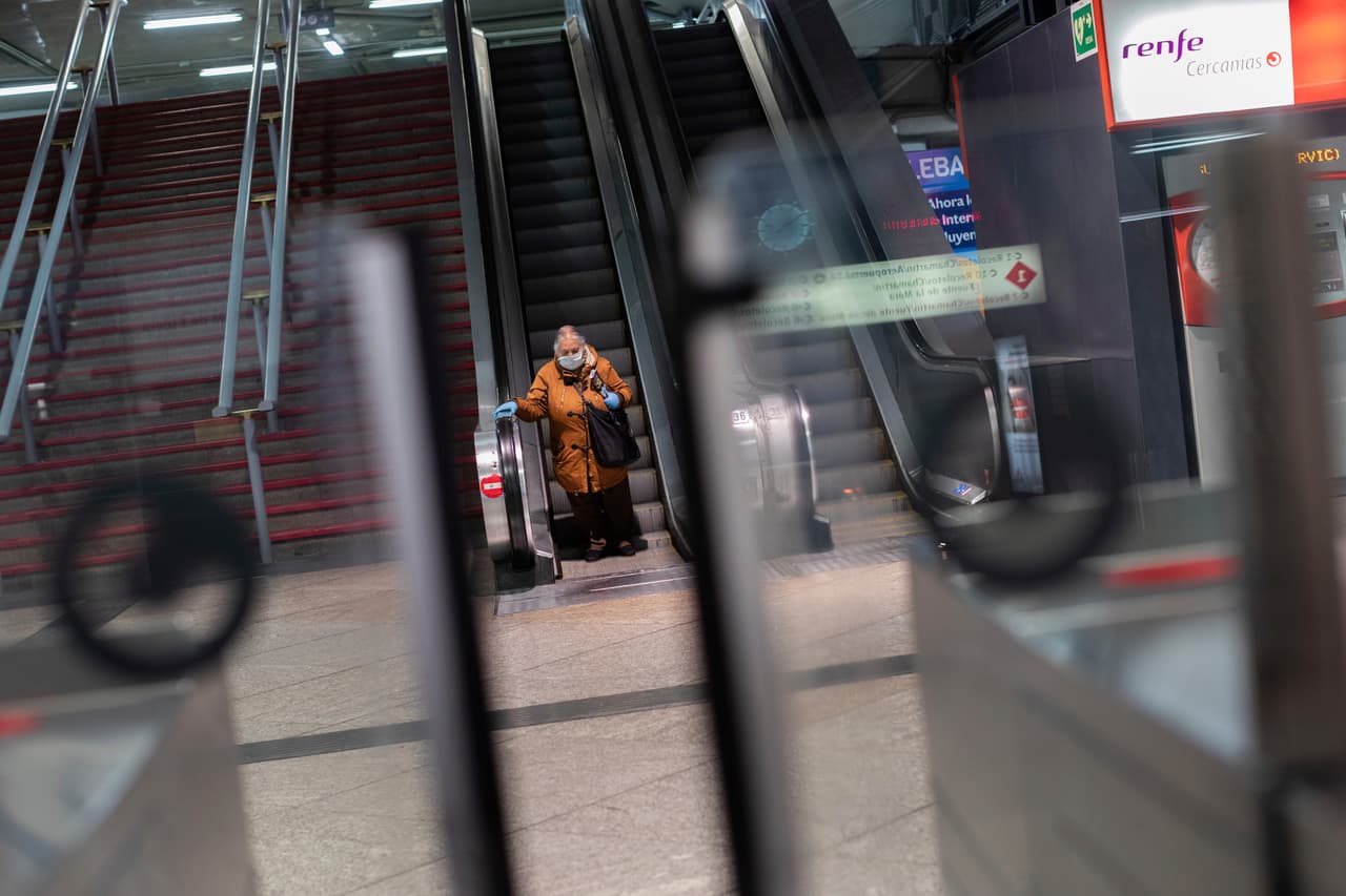 Una mujer en la solitaria estación de tren de Atocha, en Madrid, la ciudad que ha concentrado la mitad de los casos que se reportan en España.