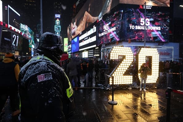 Las alertas de tormentas repentinas de nieve no son comunes para los ciudadanos de Nueva York. Los dos avisos de este miércoles se suman solo a uno emitido el año pasado sobre un fenómeno similar. Incluso las autoridades emitieron una
<a href="https://twitter.com/NWSNewYorkNY/status/1207383877787893760?s=20" target="_blank">tarjeta informativa</a> explicando el por qué del mensaje.
<br>