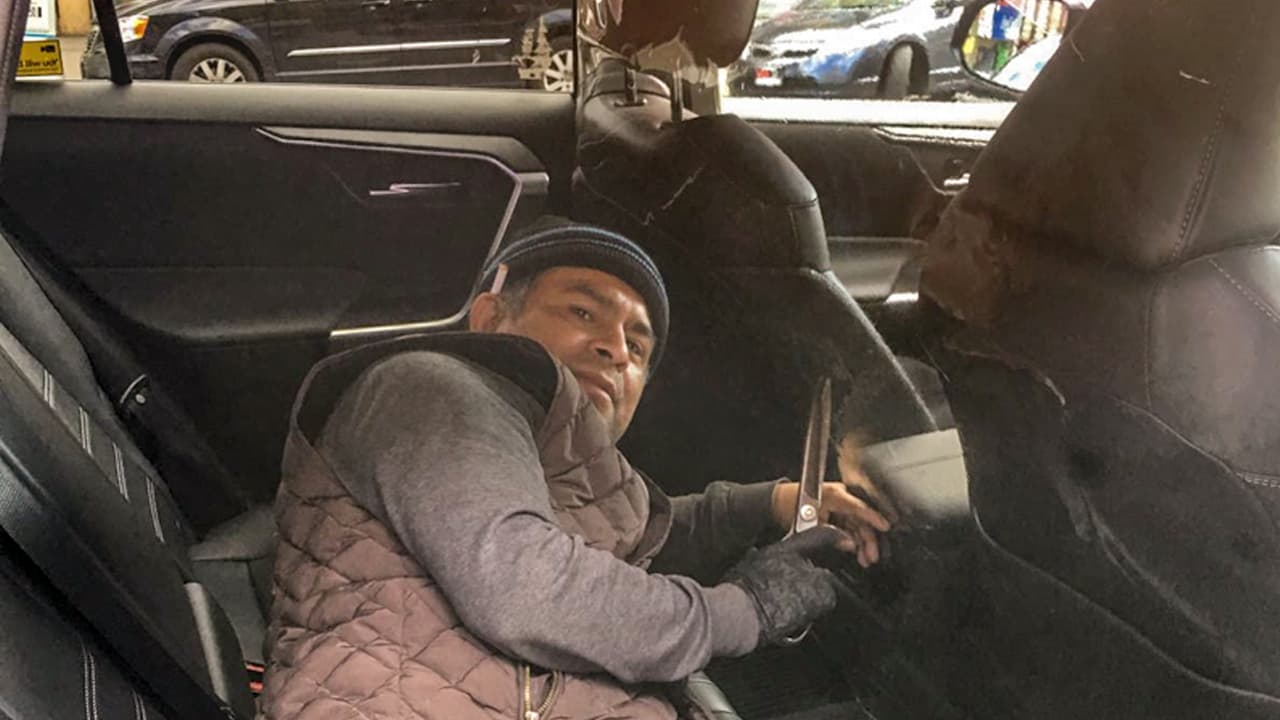 Este tapicero mexicano inventó protectores de plástico contra el coronavirus y no para de trabajar en medio de la pandemia