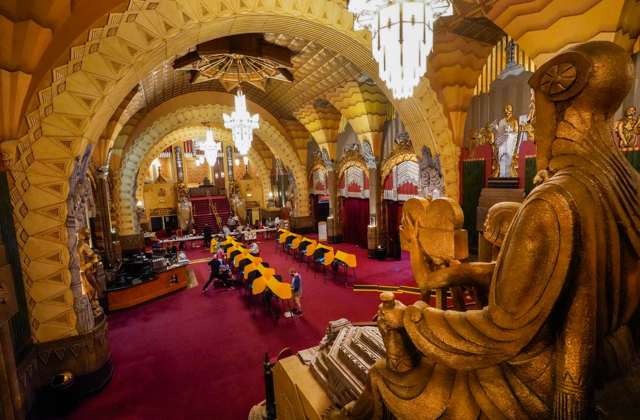 Realizar elecciones en tiempos de pandemia de coronavirus ha obligado a funcionarios locales establecer nuevas reglas en los centros de votación.