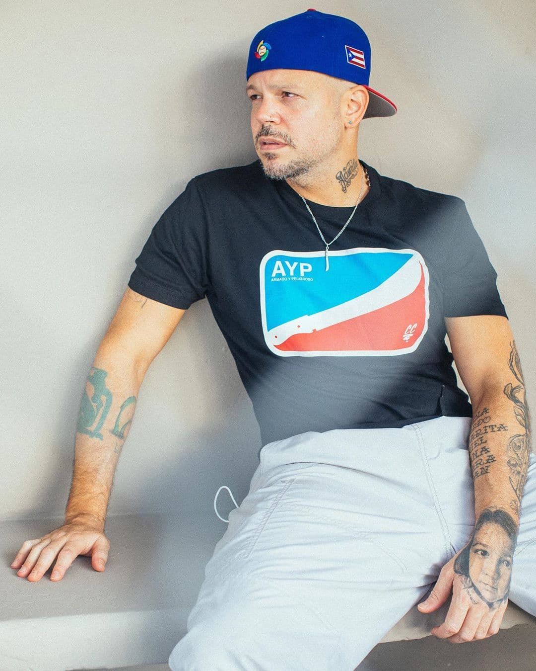 En su más reciente publicación en redes,
<b>René Pérez Joglar</b> publicó un pedazo de su canción ‘Adentro’ y escribió: “hace 6 años tiré este tema. Sigo esperando la respuesta”.